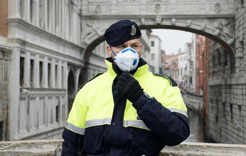 Из-за коронавируса Италия закрыла на карантин 12 городов, а в Венеции отменили карнавал