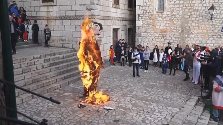 Хорватія, скульптура, одностатева сім'я, спалили, протест, вогонь, натовп