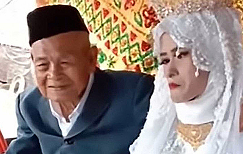 Очень неравный брак: в Индонезии мужчина "чуть за сто" женился на девушке "чуть за двадцать"