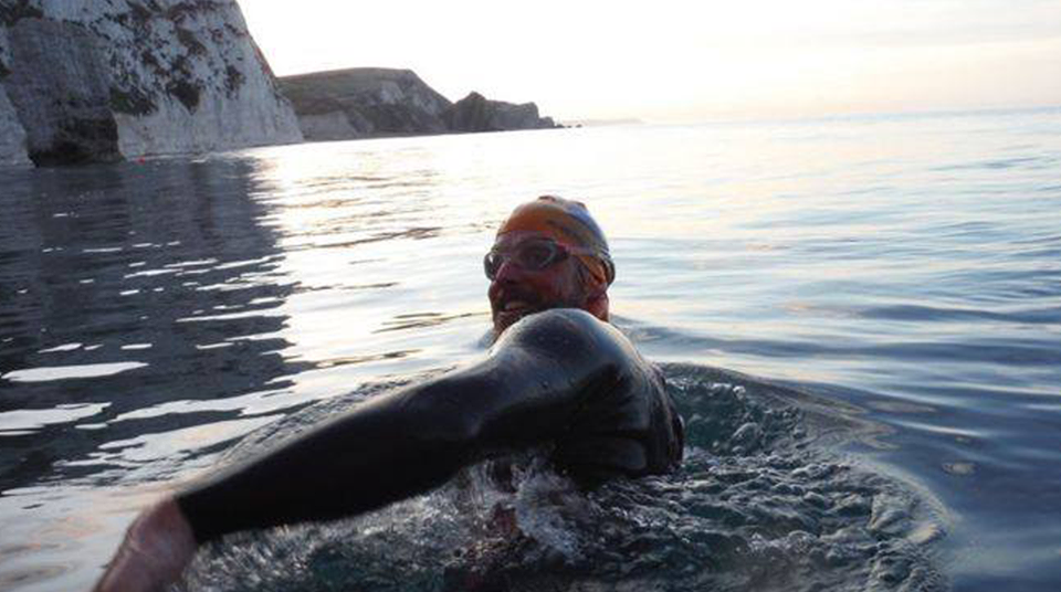 Британец проплыл в океане 160 км, чтобы собрать деньги на уборку пляжей