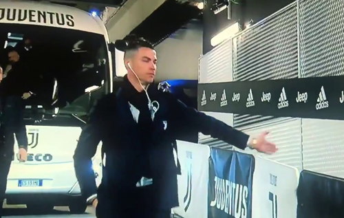 Роналду поздоровался с невидимыми фанатами перед матчем с "Интером". ВИДЕО