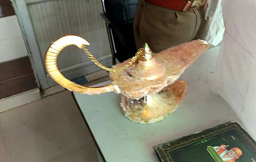 В Индии арестовали мошенников, которые продали "лампу Аладдина" за $90 тысяч, но она оказалась не волшебной
