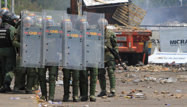 Венесуела, поліція, демонстранти, сльозогінний газ, розігнала