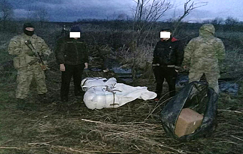 Пограничники поймали банду малолетних контрабандистов на границе с Россией