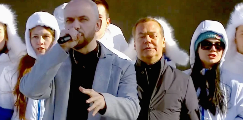Медведєв заспівав разом з репером "гімн Путіна". ВІДЕО