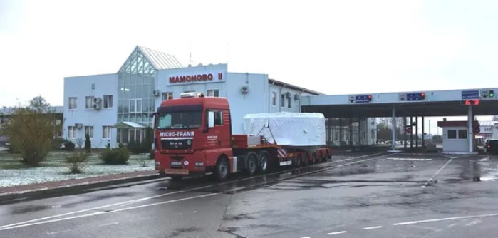 Поляки достроково зняли блокаду на кордоні з Росією: вантажівки знову пропускають вільно