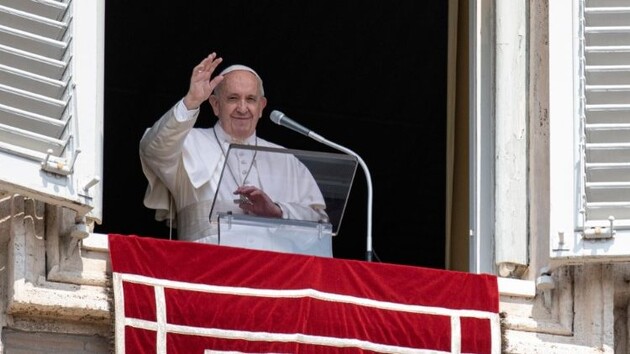 Ватикан на ушах: проводится расследование из-за лайка Папы Римского на странице бикини модели