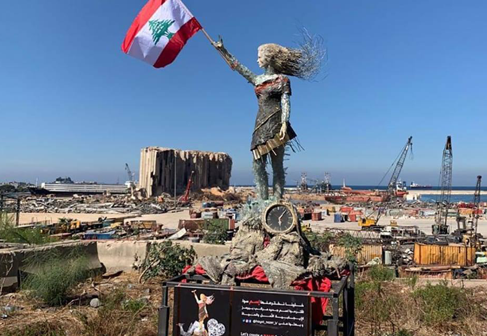 CNN: В порту Бейрута установили статую, сооруженную из обломков, которые остались после взрыва