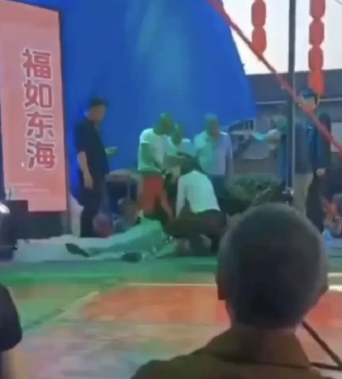31-річна співачка померла під час концерту в Китаї: вона перечепилась і вдарилась головою об сцену
