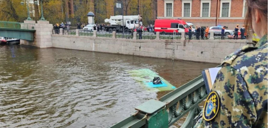 У російському Санкт-Петербурзі автобус із пасажирами вилетів у річку: багато загиблих