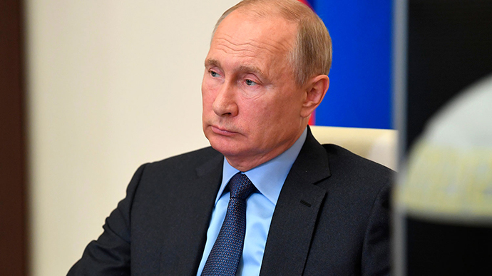 В Кремле назвали причину, по которой Путина нельзя вакцинировать "чудодейственной" российской вакциной