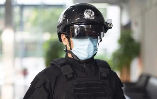 В Дубае полицейские носят "умные" шлемы для распознавания заболевших. ВИДЕО
