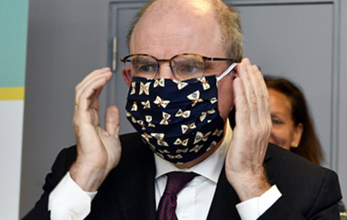 Бельгийский министр не смог с первого раза надеть маску. ВИДЕО