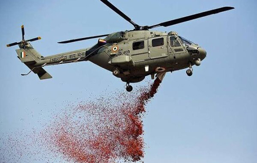 В Индии врачей, борющихся с COVID-19, осыпали лепестками роз из вертолетов. ВИДЕО