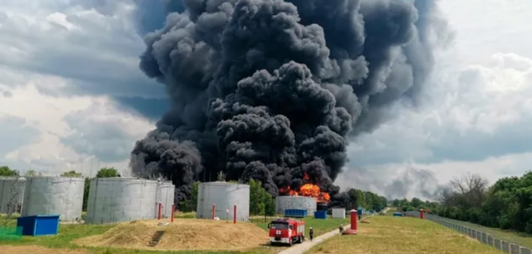 У Бєлгородській області РФ спалахнула потужна пожежа після атаки дронів: валить чорним дим