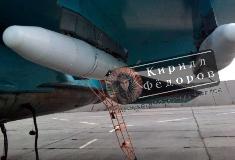 Росіяни показали "таємничу" авіабомбу УМПБ Д-30СН, підвішену під Су-34
