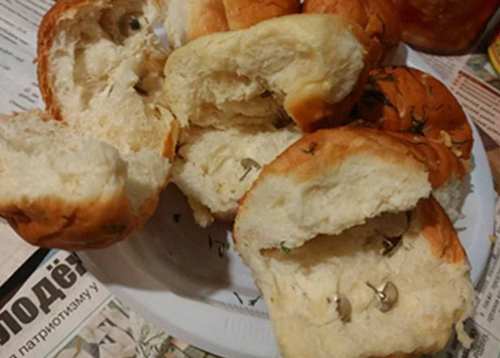 Окупанти скаржаться на проукраїнських бабусь: у "ЛНР" росіян нагодували пиріжками із "сюрпризом"