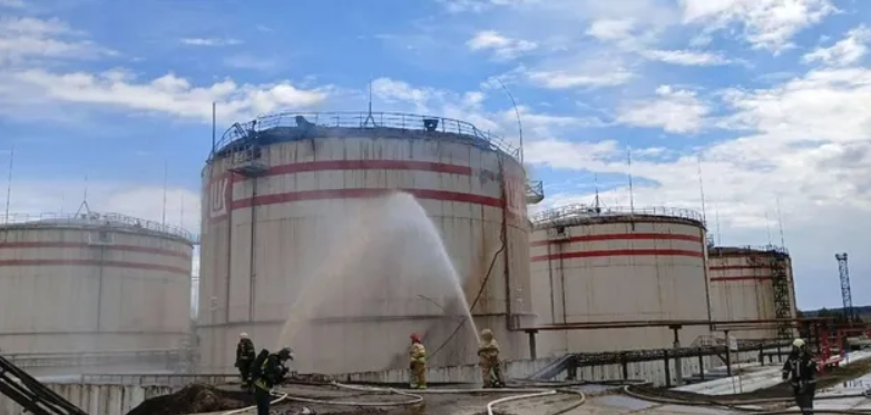 Дрони атакували нафтобазу у Воронезькій області РФ, пошкоджено резервуари з паливом