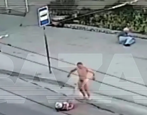 Обстановка в Севастополі: голий чоловік напав на бабусь і побився з людьми на зупинці