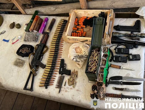Затриманий на місці злочину: у Києві чоловік намагався продати автомат із патронами та гранатами