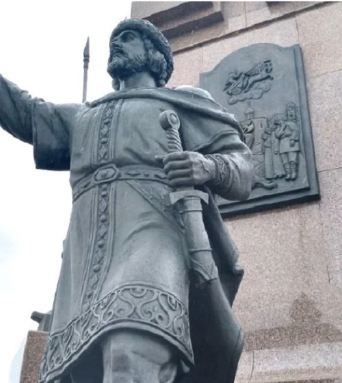 У РФ у пам’ятника Ярославу Мудрому відвалився меч. ФОТО