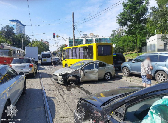 У Києві на Подолі трамвай на повній швидкості протаранив десятки машин: всі подробиці ДТП