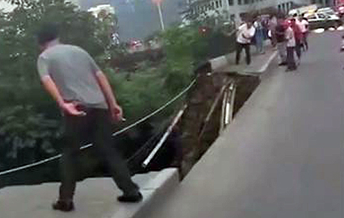 Шокирующие кадры: в Китае пешеходы неожиданно провалились в пропасть. ВИДЕО