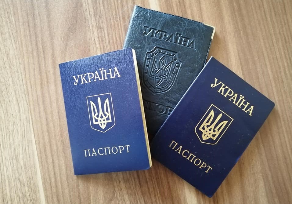 Паспорти у формі книжечки поступово виведуть з обігу