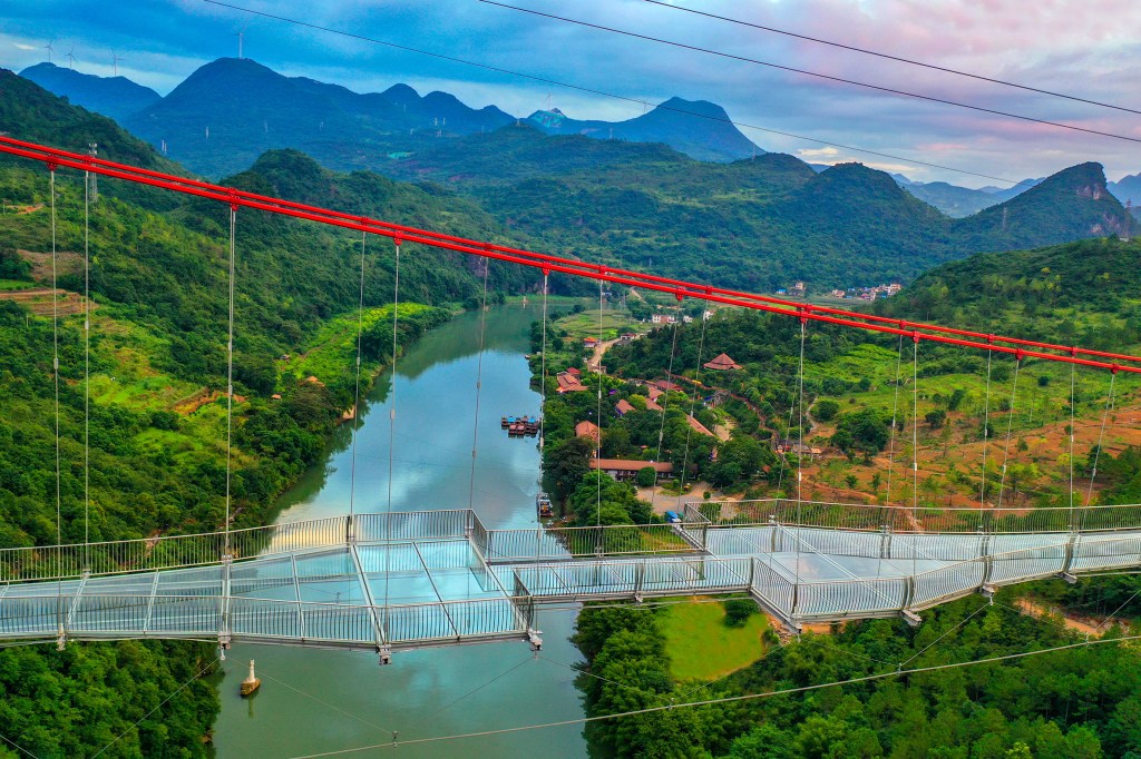 Только для смелых: В Китае открыли самый длинный в мире подвесной стеклянный мост