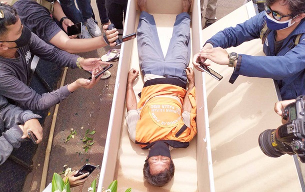 В Индонезии за нарушение масочного режима читают лекции и кладут в гроб