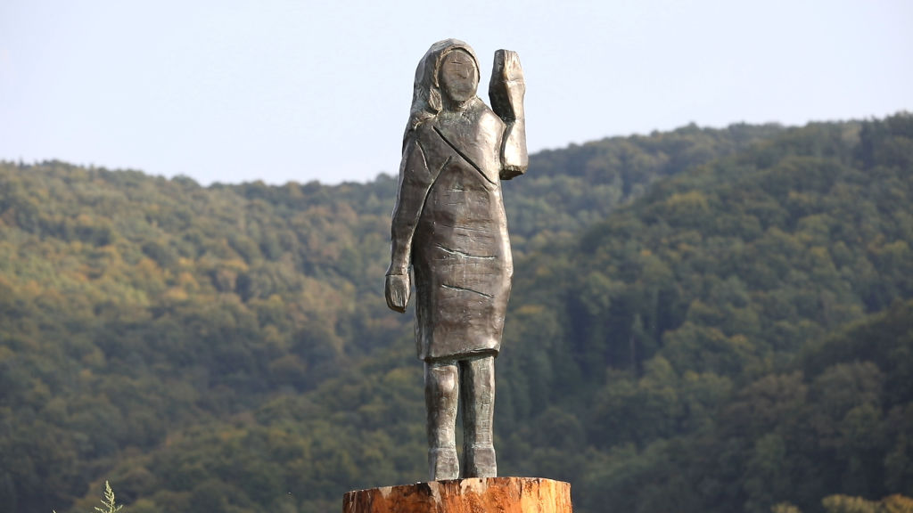  The Guardian: В Словении сожженную деревянную статую Мелании Трамп заменили бронзовой