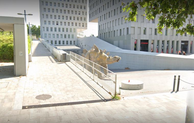 В Испании в статуе динозавра нашли тело мужчины