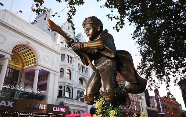 В Лондоне установили памятник Гарри Поттеру