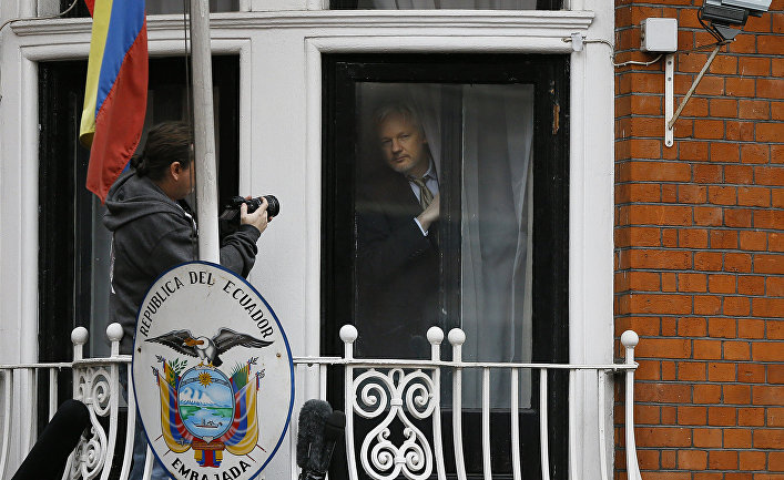 The Guardian: Американская разведка обсуждала возможность отравить Джулиана Ассанжа