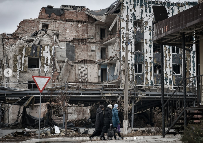 "Смерть тут усюди". Фотографи Ліберови показали, як живуть цивільні в прифронтовій Донеччині