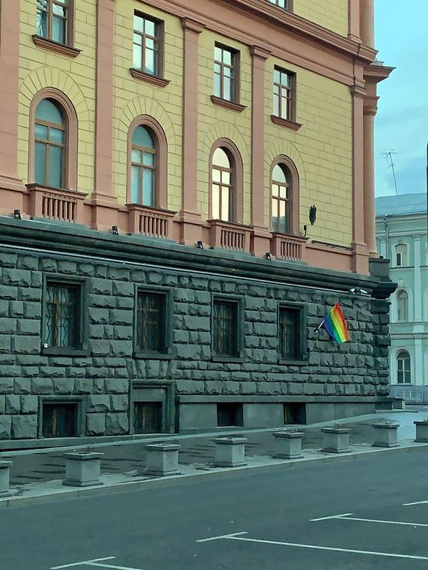 Pussy Riot поздравили Путина с днем рождения радужными флагами на зданиях ФСБ и Администрации президента