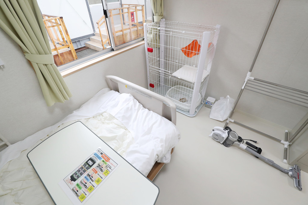 В Токио открыли госпиталь для пациентов с СOVID-19, которые могут взять в палату домашних питомцев