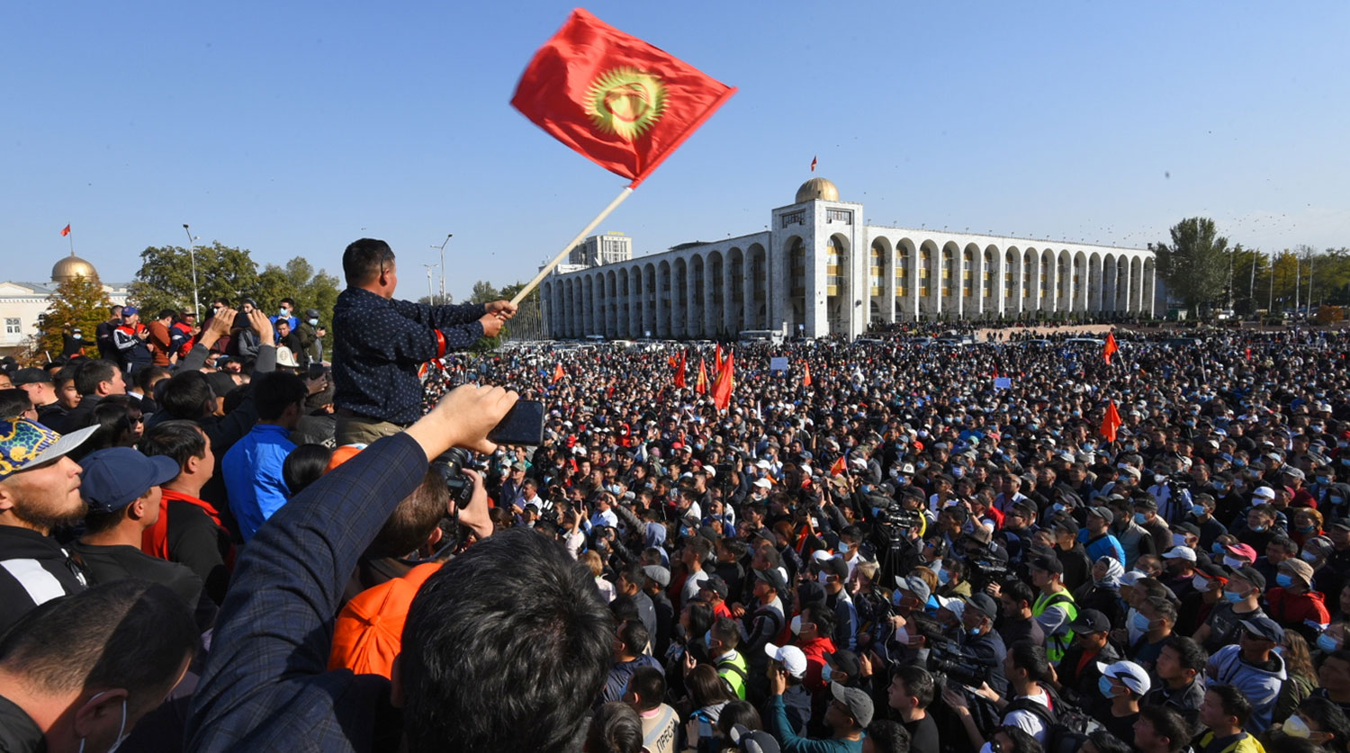 Президент Кыргызстана ввел режим чрезвычайного положения в Бишкеке. В город введут войска