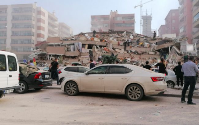 В турецком Измире произошло мощное землетрясение: рухнули жилые дома. ВИДЕО