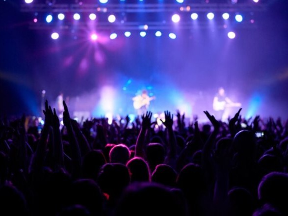 Исследование: Ученые проверили, велик ли риск подхватить коронавирус на концерте