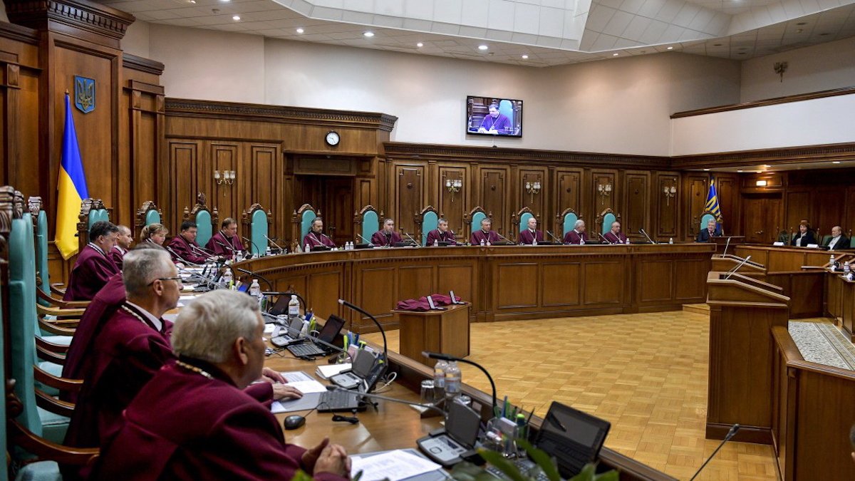 Четверо судей КСУ временно отказались участвовать в заседаниях