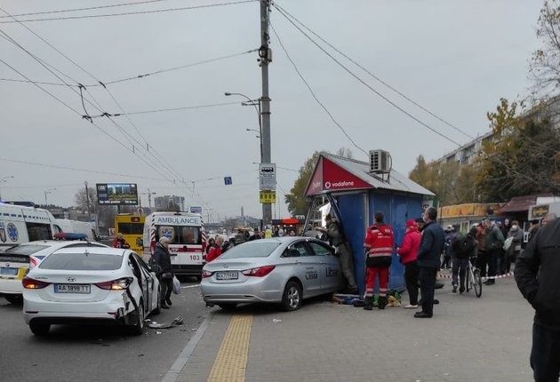 У Києві автомобіль таксі вилетів на тротуар і врізався в кіоск з цигарками, є жертви. ВІДЕО