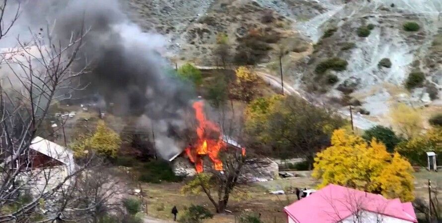 Карабахские армяне эвакуируются и сжигают свои дома, чтобы те не достались азербайджанцам. ВИДЕО