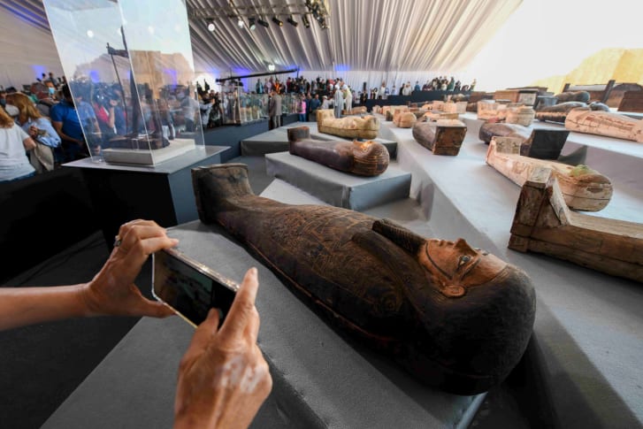 Мистический год: В Египте раскопали еще 100 саркофагов с мумиями