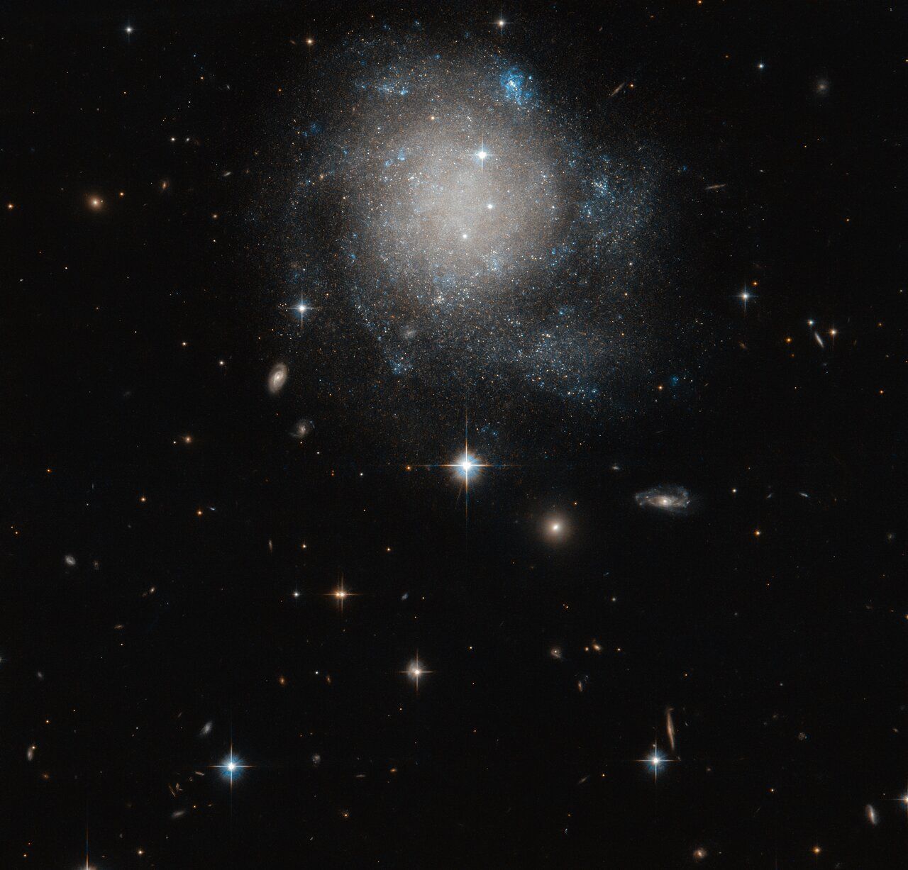 Hubble нашел необычную галактику, похожую на булочку 