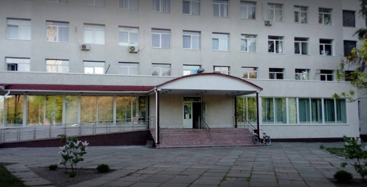 В Киеве женщина выпала из окна COVID-отделения больницы и погибла на месте