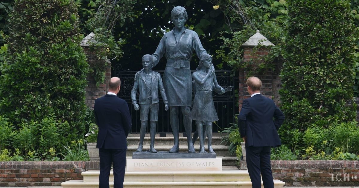 Гаррі та Вільям відкрили пам'ятник принцесі Діані