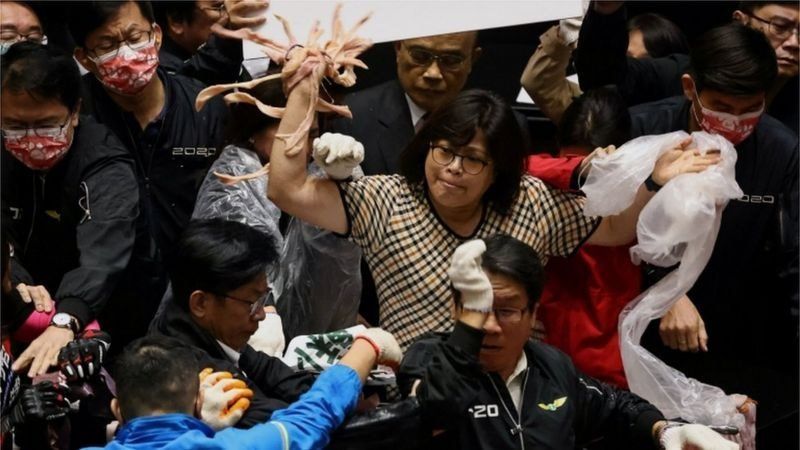 "Кривава" бійка сталась у парламенті Тайваню: депутати закидали урядовців свинячими нутрощами – ВВС 