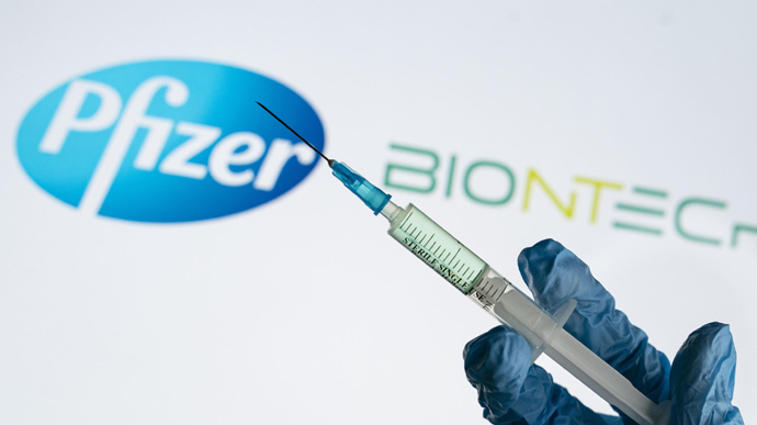 Первая партия вакцины от коронавируса, которую разработали компании Pfizer и BioNTech, уже прибыла в США