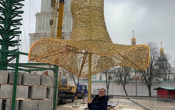Креатив: На главную елку Украины надели шляпу